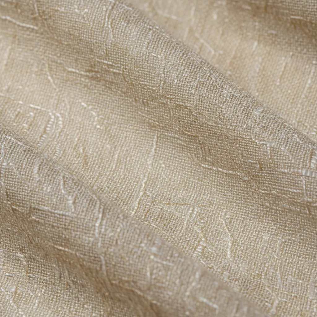 Detalle de la textura granulada del crepé de seda